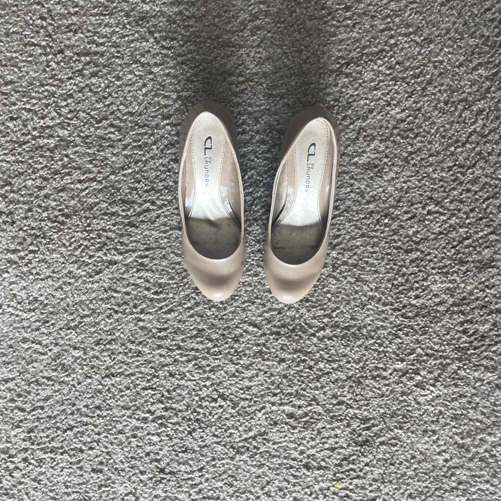 Neutral patent leather wedge